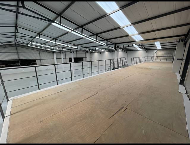 1,214M² WAREHOUSE TO LET IN COSMO BUSINESS PARK